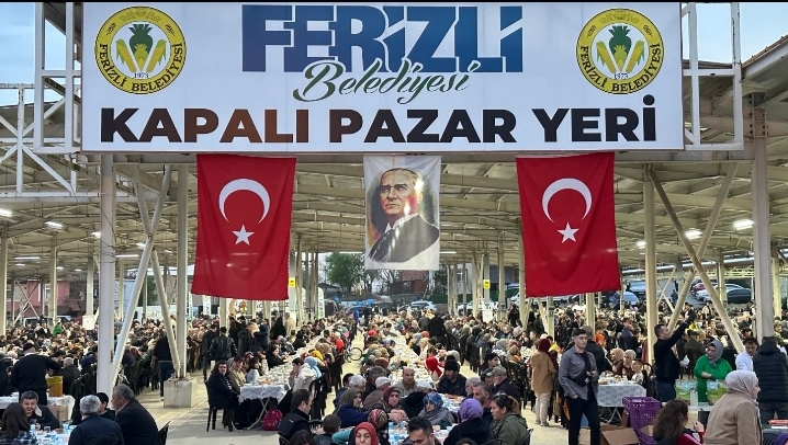  Ferizli Belediye Başkanı Mehmet Ata 5000 kişiye iftar verdi