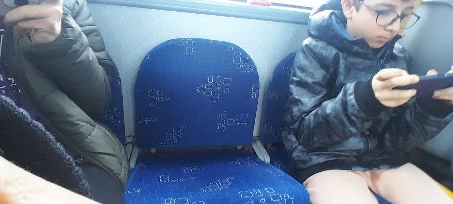 Sakarya İlinde Özel Halk Otobüsünde Koltuklar kırık vatandaş ayakta gidiyor