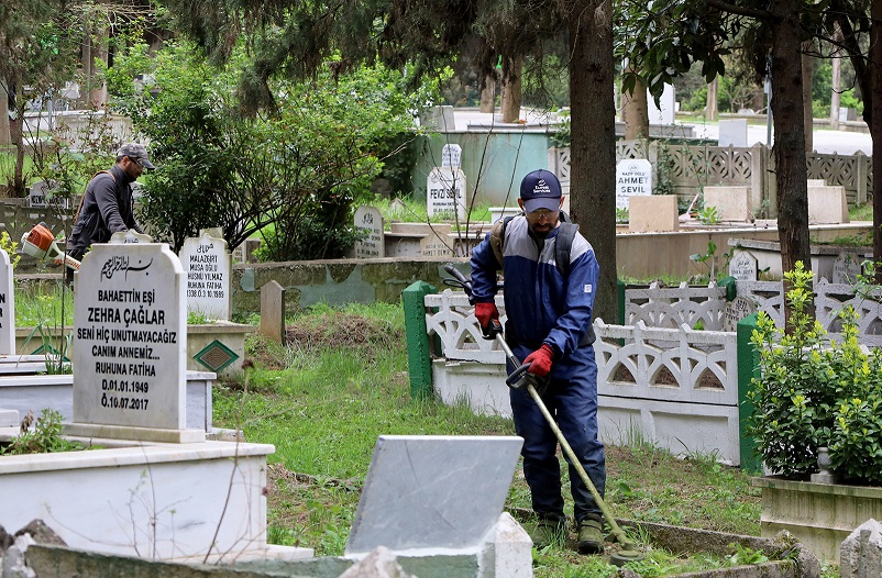Büyükşehir’den hummalı bayram mesaisi Mezarlıklar tek tek hazırlanıyor
