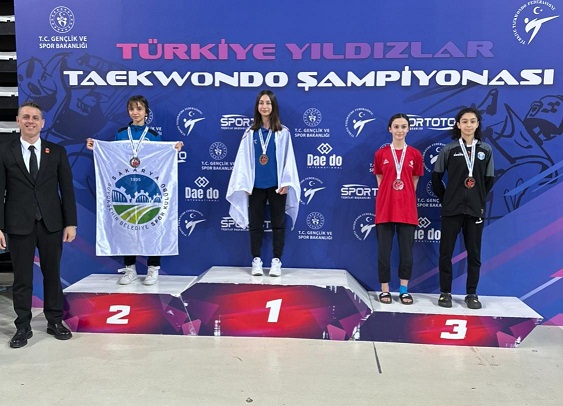 Büyükşehirli taekwondocu Ecrin Yılmaz Sakarya’nın gururu oldu