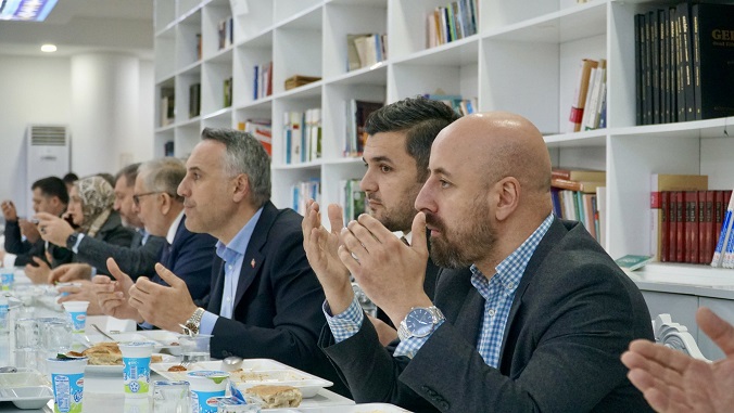 İl Başkanı Yunus Tever, Hendekte İftar Sofralarında Vatandaşlarla Buluştu