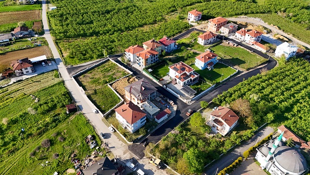 FERİZLİ’DE YAZ SEZONUNA GÜÇLÜ BAŞLANGIÇ: 3 KİLOMETRELİK YOL YENİLENDİ