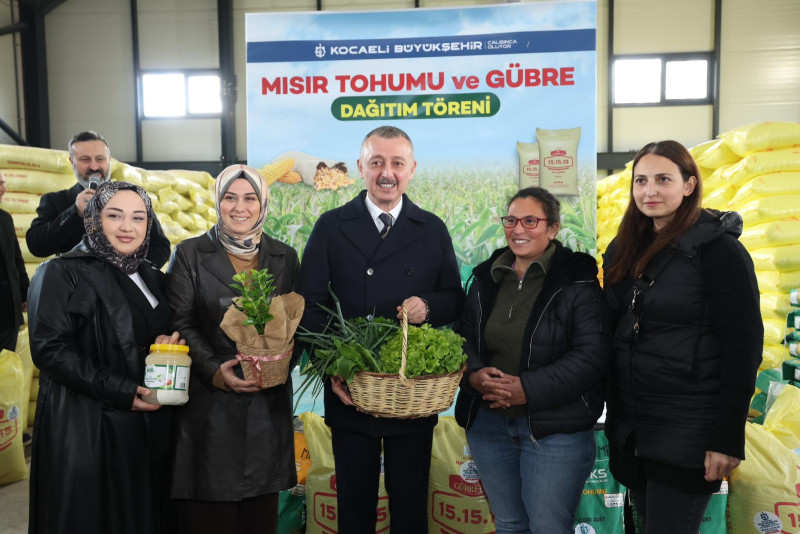 Üreticiler, Büyükşehir’in verdiği tarımsal desteklerden dolayı Başkan Büyükakın’a teşekkür etti.