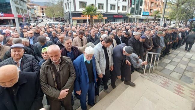 Pamukova Merkez İlkokulu Emekli Müdürü Öğretmen Hasan Kurt, son yolculuğuna uğurlandı