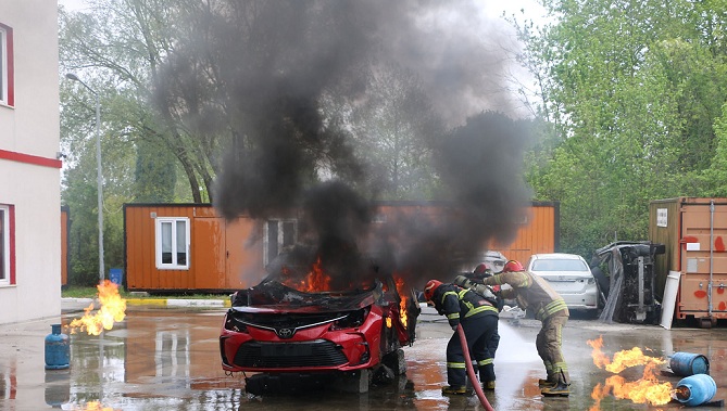 Büyükşehir itfaiyesi eğitimlerle farklı şehirlerin adresi oluyor