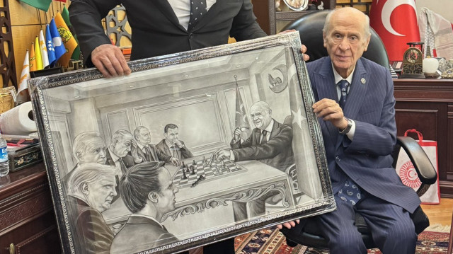Bahçeli’ye bazı ülke liderlerini satrançta mat ettiği tasvir edilen tablo hediye edildi.