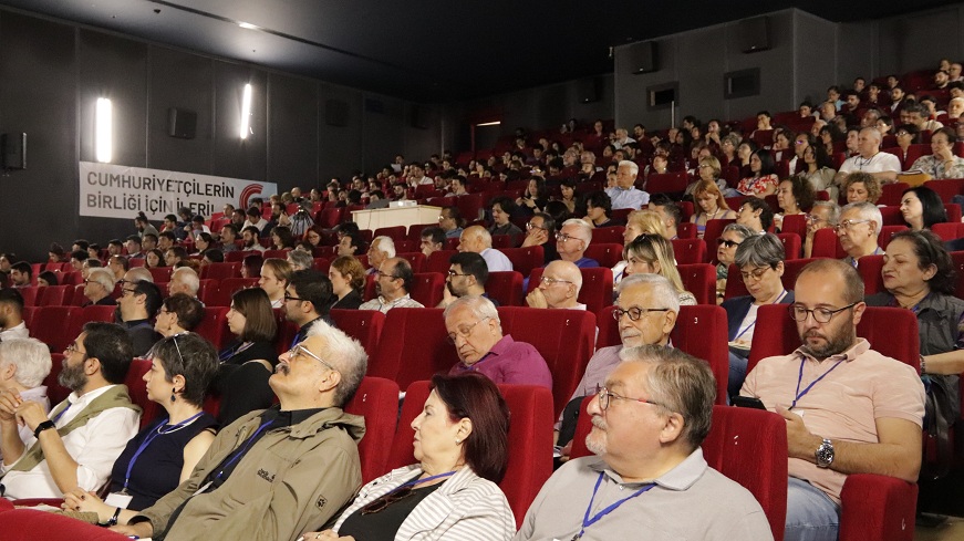 Cumhuriyetçiler Kurultayı Tamamlandı: Cumhuriyetçilerin Birliği İçin İleri!