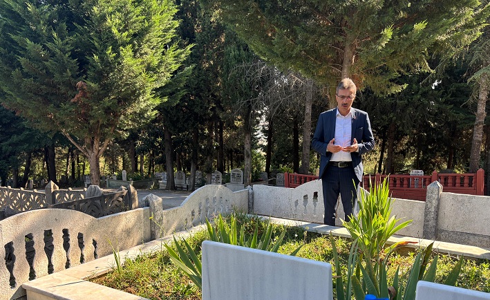 Erenler Belediye Başkanı Şenol Dinç, merhum Fevzi Kılıç’ın kabrini ziyaret etti.