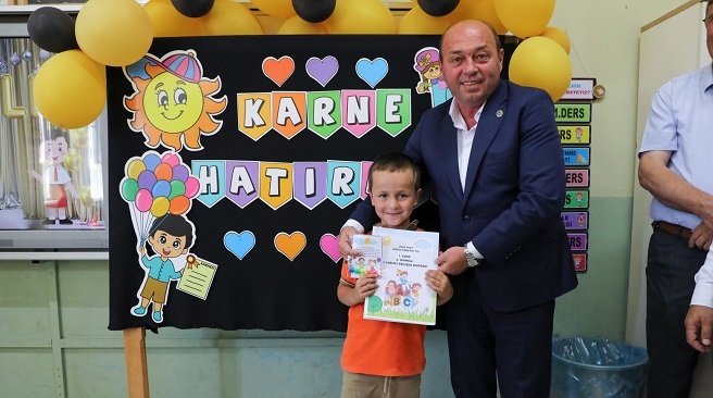 Ferizlide Karne Coşkusu: Başkan Atadan Öğrencilere Anlamlı Yaz Tatili Hediyesi