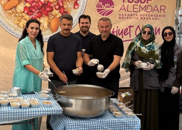 Binlerce kişi aşureyi tattı, hem diller hem de gönüller lezzet buldu