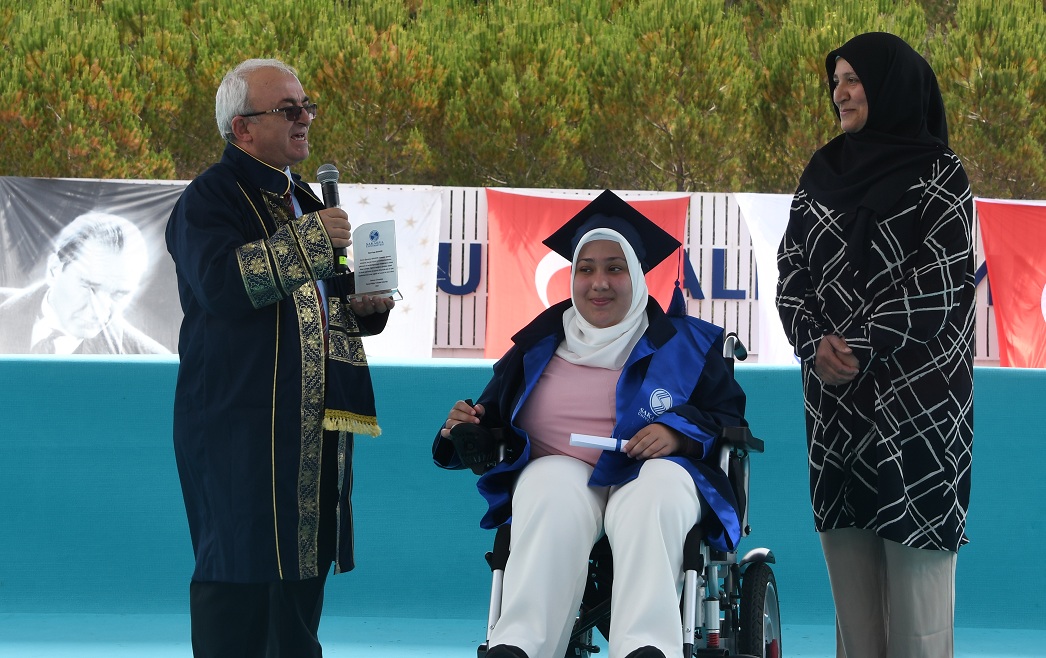 Şeymanur Bahadır, azmi, kararlılığı ve gayretiyle dikkat çeken bir başarı hikayesi yazdı.