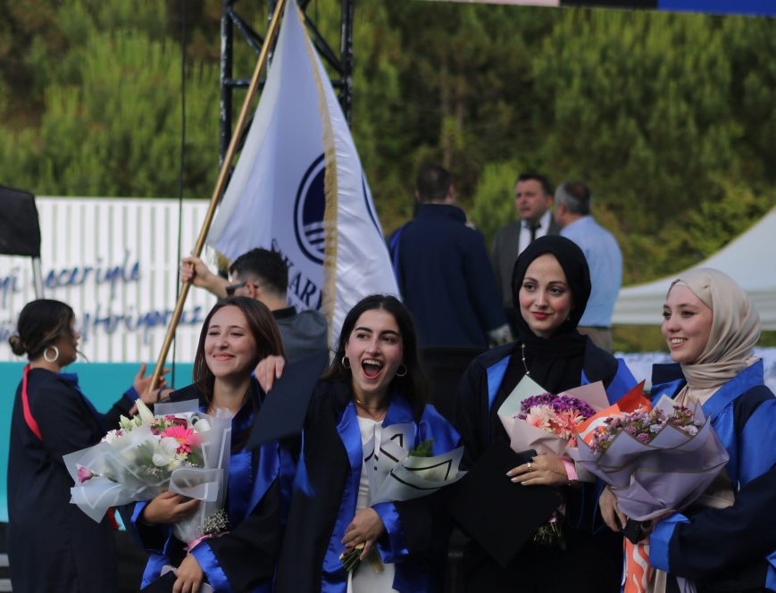 Fen Fakültesi Öğrencileri Keplerini Attı
