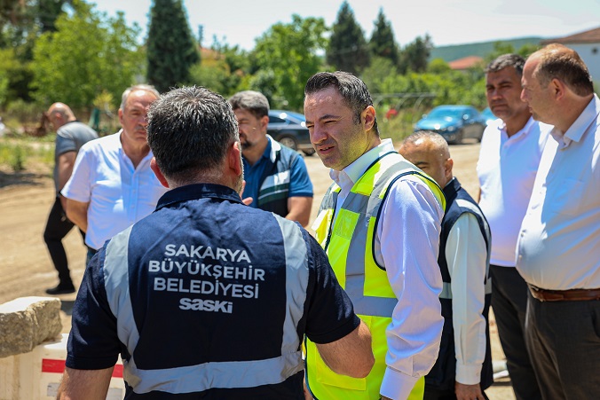 Söğütlü’nün 25 kilometrelik altyapısı için ekipler ilçenin dört bir yanında çalışıyor