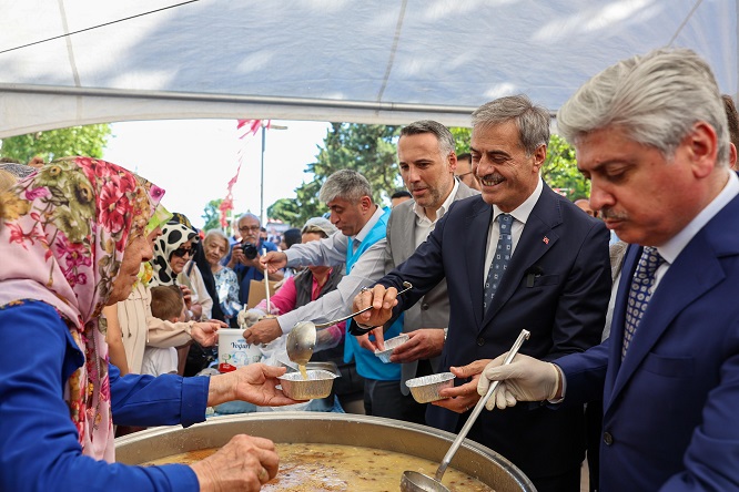 Büyükşehir bir günde 15 bin kişiye aşure bereketini ulaştırdı