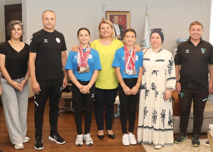 Av. Fatma Kaplan Hürriyet genç cimnastikçileri Ayşe Beren Taşkın ve Buğlem Ercan ’ı ağırladı.