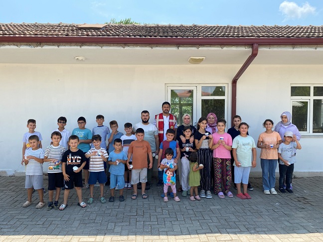 Başkan Ata, Yaz Kuran Kursu Öğrencilerine Dondurma İkramında Bulundu