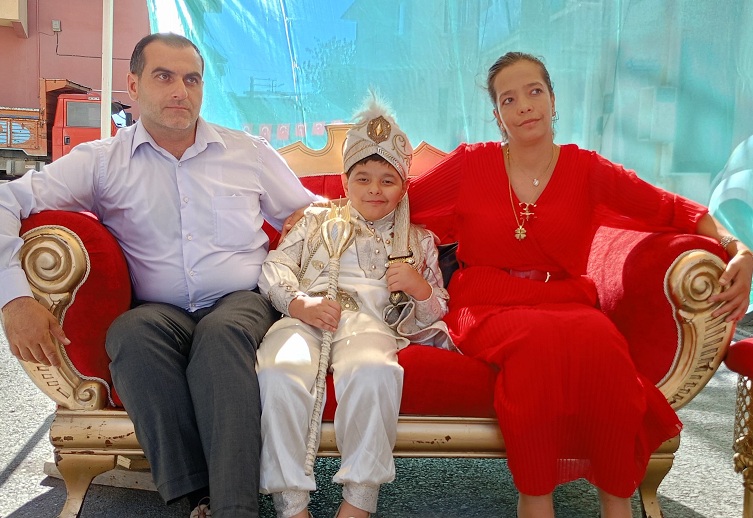 Külünk ailesinin sünnet mutluluğu; Muhammed Efe erkekliğe ilk adımını attı, cemiyet dostlarla taçlandı