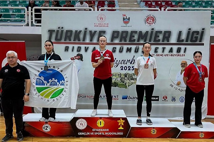 Büyükşehir’in başarılı sporcuları Diyarbakır’da kürsüye çıktı