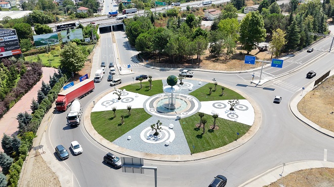 Büyükşehir Sapanca’nın zarafetini misafirlerin giriş kapısına işledi