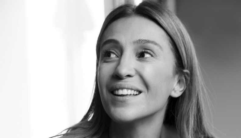 Halil’in hikâyesi… Aslı T. Kızmaz’ın yepyeni romanı Ev Beyi, İnkılâp Kitabevi etiketiyle sizlerle buluşuyor.