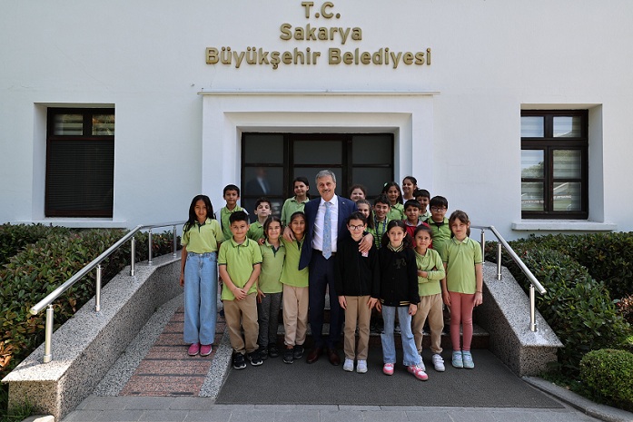 Başkan Yusuf Alemdar okulla ilk kez tanışan miniklere başarılar diledi