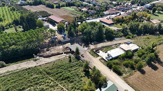 2 ilçe ve 20 mahalleyi bağlayan köprü yükseliyor