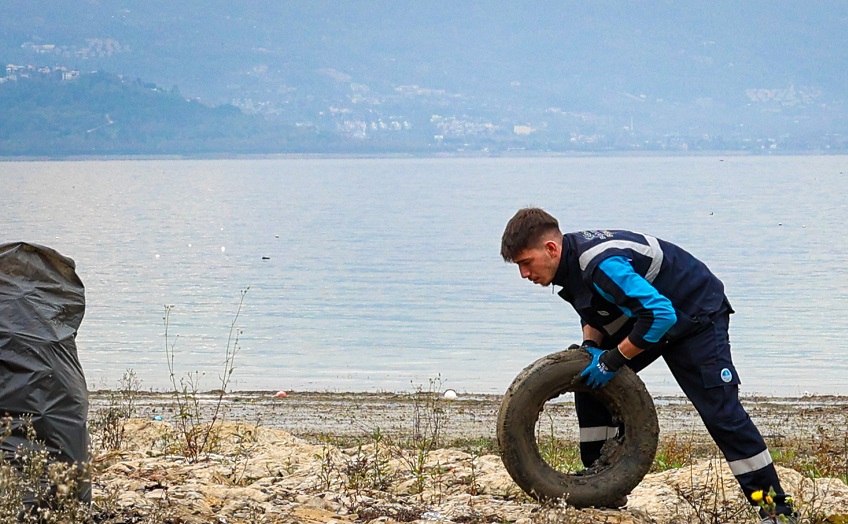 Sapanca Gölü kıyılarında ekosistemi koruyan temizlik çalışması sürüyor