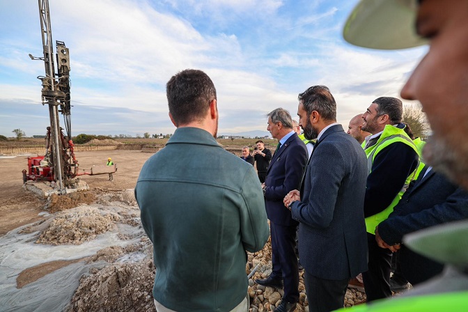 Başkan Yusuf Alemdar, Karakamış’ta spor salonu çalışmalarını inceledi