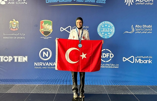 Büyükşehir’in kick boks sporcusu Ayşe Kaplan Dünya 3’üncüsü oldu