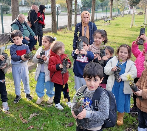 Sapanca’daki Minik Eller Fidanlarını Toprakla Buluşturdu
