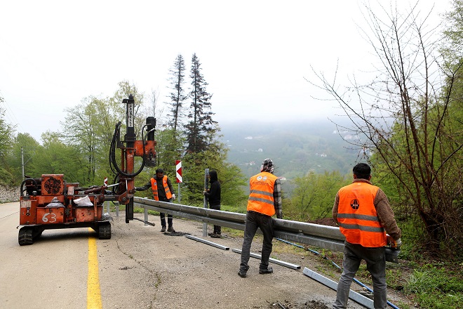 Büyükşehir’den şehrin kuzeyindeki 10 mahalleye güvenli sürüş için çelik bariyer montajı