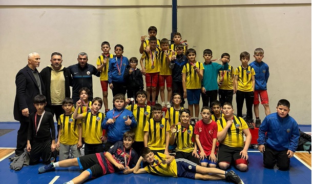 Serdivan Belediyesi Güreş Takımı’ndan Çifte Şampiyonluk