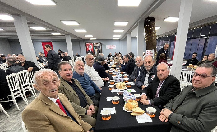 Türkiye Emekliler Derneği Adapazarı Şubesi ile Vatan ve Hürriyet Derneği tarafından düzenlenen iftar programı