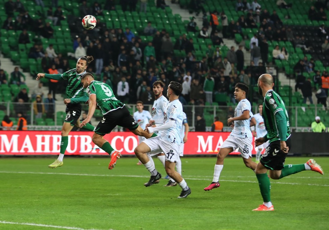 Sakaryaspor Her takıma yenilen Adanademirspor’u 4-0 Yendi
