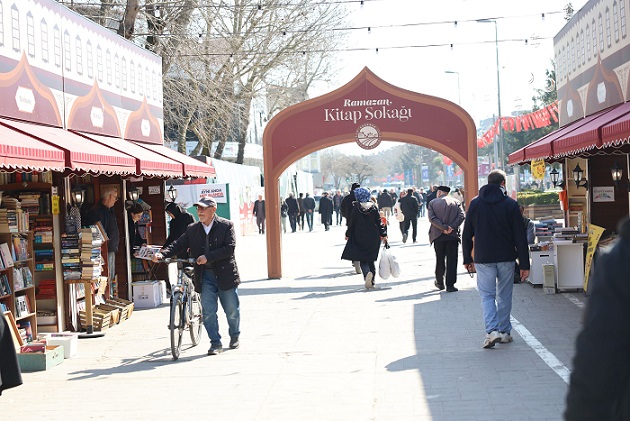 Kitap Sokağı Ramazan akşamlarında kitapseverlerin buluşma noktası oldu