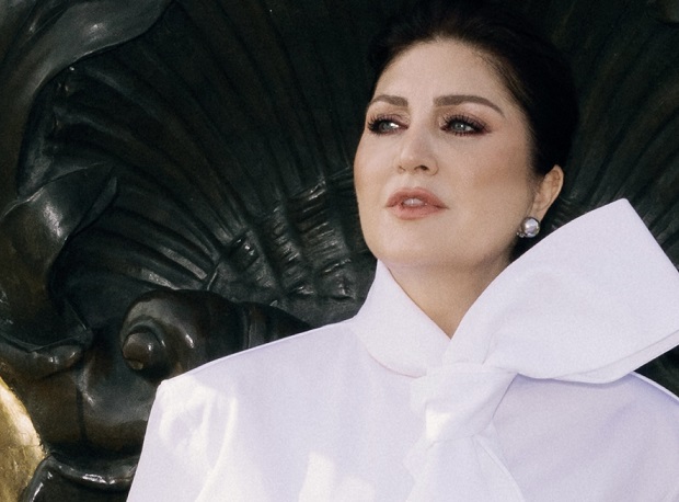 SİBEL CAN PARİS’TE ZAMANSIZ ŞIKLIĞIYLA GÖZ KAMAŞTIRDI