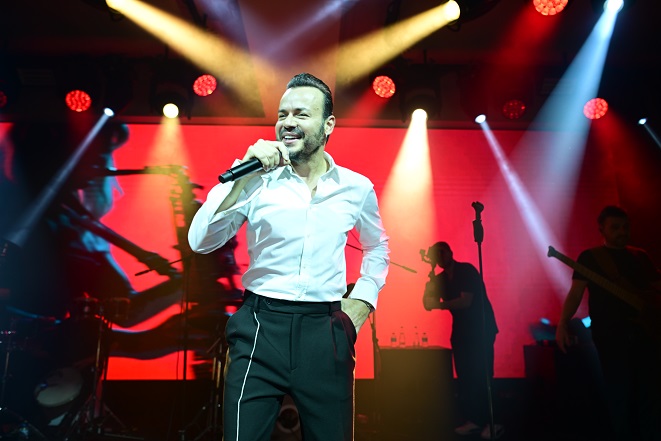 Deha Bilimlier Sahne Enerjisiyle Girne’yi Salladı: “Yeni Şarkıya Neredeyse Ev Parası Ödedim”