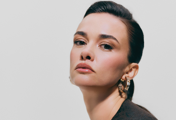 Hande Soral, Rol Seçimlerinden Kariyer Yolculuğuna Dair Çarpıcı Açıklamalarıyla MAG Nisan Sayısında 