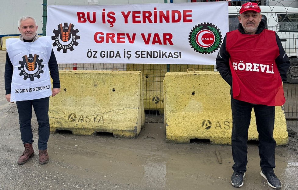 Öz Gıda İş Sendikası Sakarya Şube Başkanlığı ,  ASSU Fabrikasında grev kararı alarak eylem başlattı
