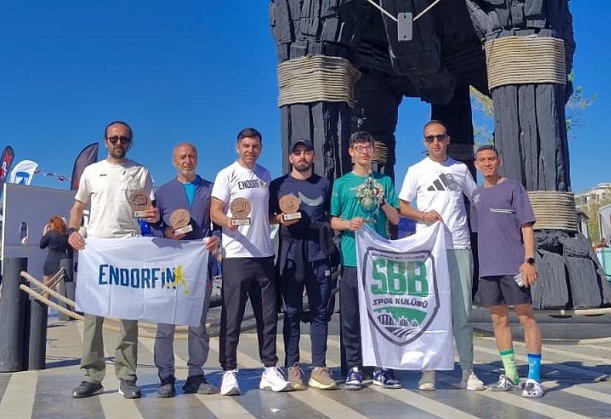 Büyükşehir sporcuları zorlu maratondan madalyayla döndü