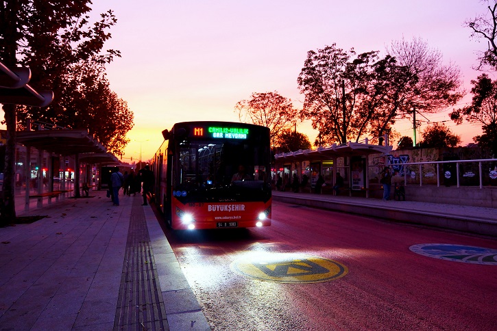 Metrobüslerde gece seferi başladı