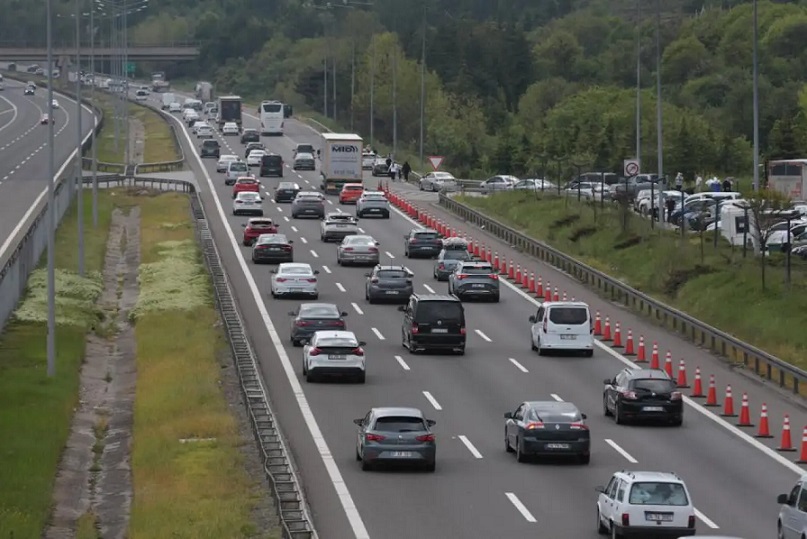 Anadolu Otoyolu’nda bayram trafiği: Bolu, Düzce ve Sakarya kesimlerinde yoğunluk yaşanıyor
