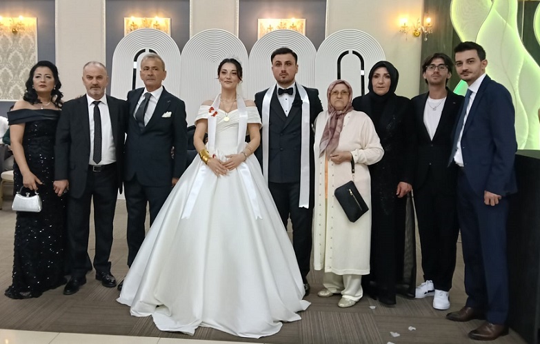 Karabıyık ve Şahin Ailelerini mutlu günlerinde sevenleri yalnız bırakmadı