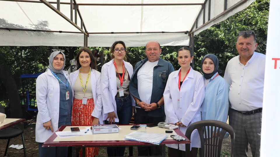 Ferizli’de Yüzlerce Uçurtma Gökyüzünü Renklendirdi