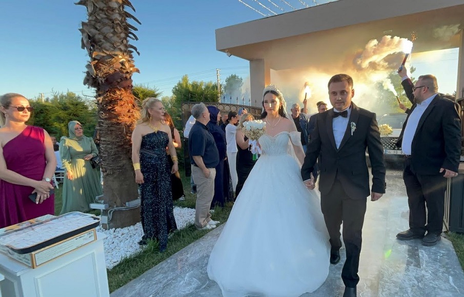 Murat ve Büşra gerçekleşen muhteşem bir düğün töreni ile dünya evine girdiler.