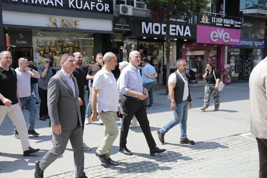 Başkan Altuğ, Çark Caddesi Ticaret Erbaplarıyla Bir Araya Geldi