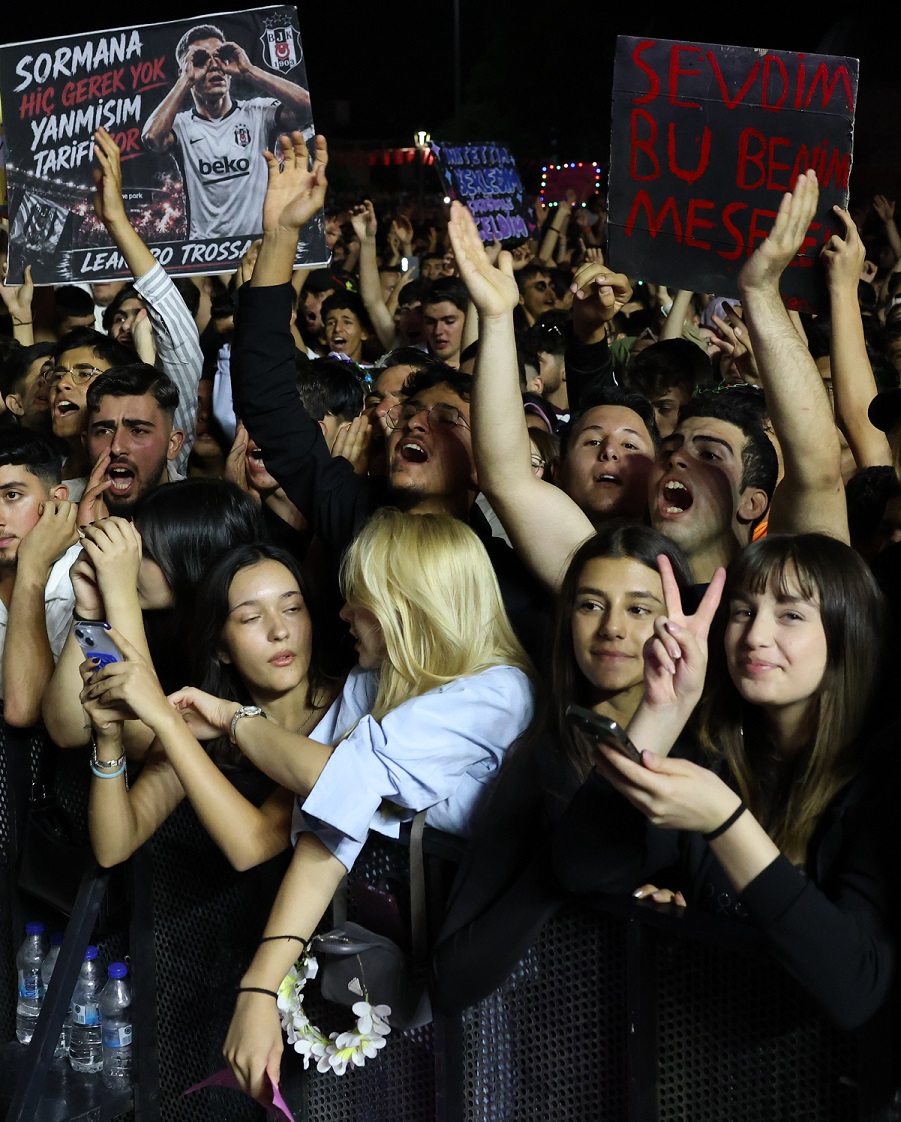 Simge, festivalin kapanış gecesinde dinleyicilere unutulmaz bir konser yaşattı.