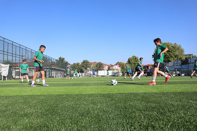 Büyükşehirin yenilediği zeminde ilk düdük çaldı; Harmanlıksporda yeni sezon, yenilenen zeminde başladı