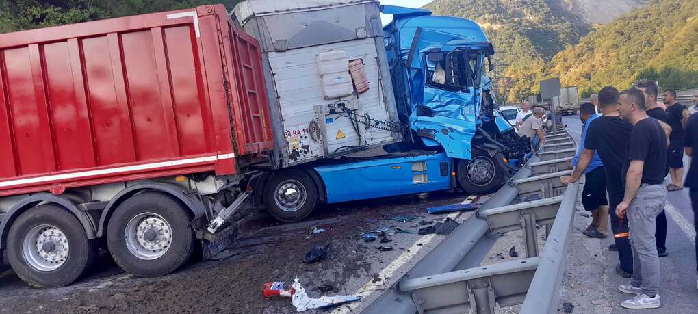 Devebağırtan’da İki TIR Çarpıştı! D-650 Karayolu Bilecik İstikametinde Trafiğe Kapandı