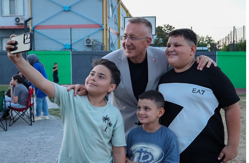 Adapazarı Belediyesi Hızırtepe Çocuk Hakları Bahçesi’nde düzenlenen açık hava sinema etkinliği, çocukları ve aileleri bir araya getirdi.